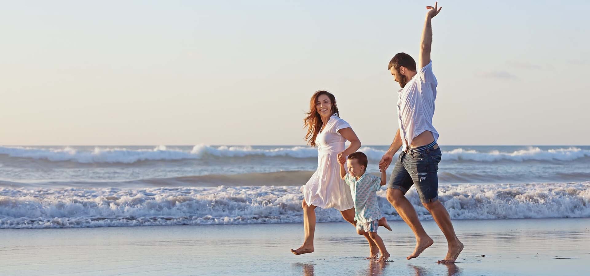 familjer-springer-på-stranden