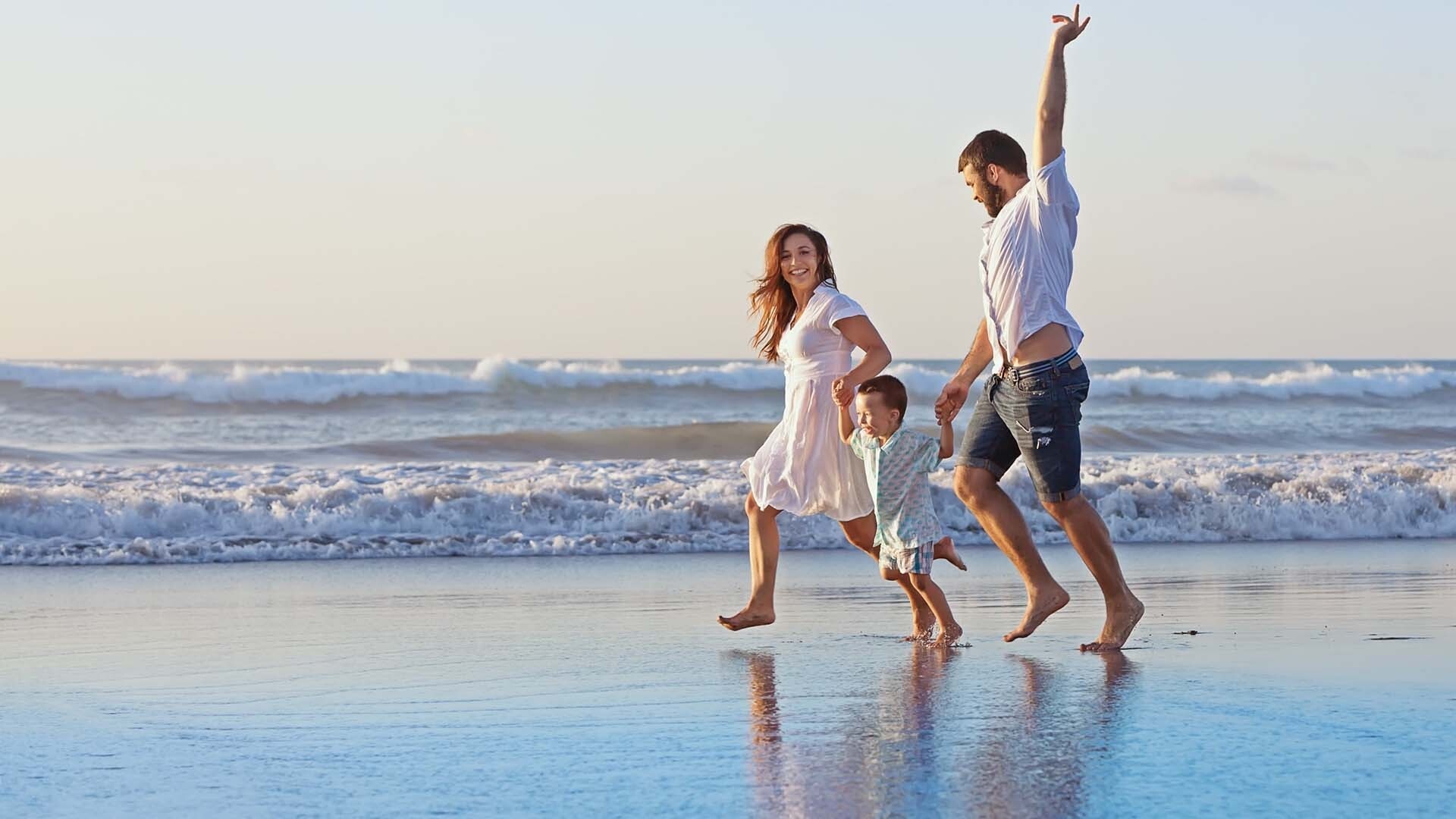 familjer-springer-på-stranden